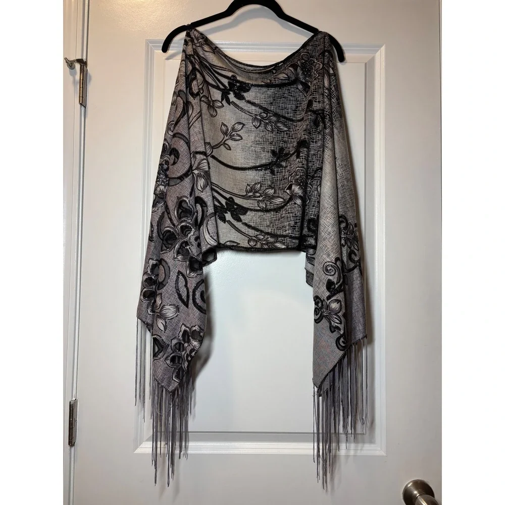 Kokomo NWT 7 Way Gray‎ Black Floral Metallic Fringe Poncho Shawl - One Size